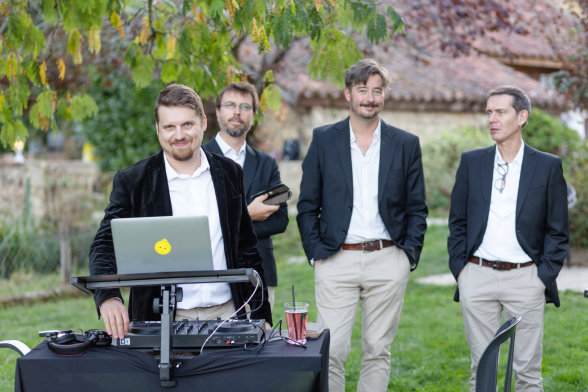 Le dj des Dromaludaires prend le relai pendant le vin d'honneur (crédit photo : Alban Portello)